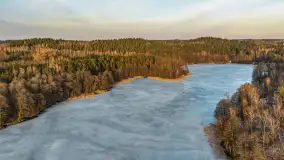 Przedwiośnie z drona nad jeziorem Ublik Mały, marzec 2026 r. - zdjęcie 1