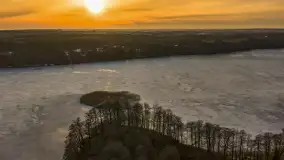 Przedwiośnie z drona nad jeziorem Ublik Mały, marzec 2026 r. - zdjęcie 13