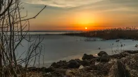 Zachód słońca nad jeziorem Mamry, port Rybaczówka Kal, marzec 2026 r. - zdjęcie 30