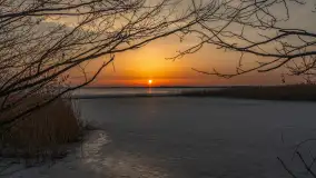 Zachód słońca nad jeziorem Mamry, port Rybaczówka Kal, marzec 2026 r. - zdjęcie 9