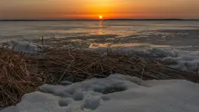 Zachód słońca nad jeziorem Mamry, port Rybaczówka Kal, marzec 2026 r. - zdjęcie 2