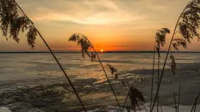 Zachód słońca nad jeziorem Mamry, port Rybaczówka Kal, marzec 2026 r. - zdjęcie 25