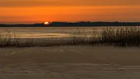 Zachód słońca nad jeziorem Mamry, port Rybaczówka Kal, marzec 2026 r. - zdjęcie 19