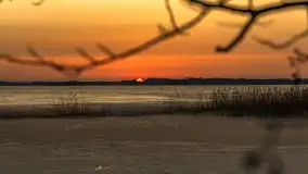 Zachód słońca nad jeziorem Mamry, port Rybaczówka Kal, marzec 2026 r. - zdjęcie 28