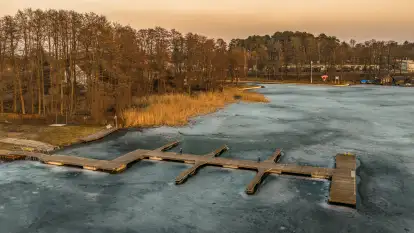 Marcowy zachód słońca w Zatoce Tracz, jezioro Kisajno