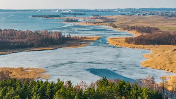 Jeziora Niegocin, Niałk Duży i Mały oraz Wojnowo u progu wiosny, z lotu ptaka