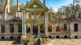 Ruiny pałacu w Mieduniszkach Wielkich, marzec 2026 r. - zdjęcie 1