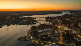Końcówka dnia w Mikołajkach z drona, kwiecień 2026 r. - zdjęcie 1