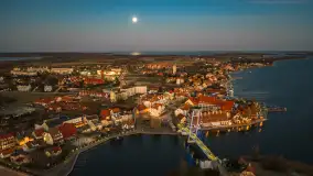 Końcówka dnia w Mikołajkach z drona, kwiecień 2026 r. - zdjęcie 2