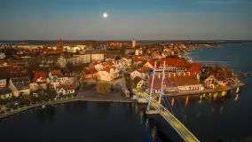 Końcówka dnia w Mikołajkach z drona, kwiecień 2026 r. - zdjęcie 5