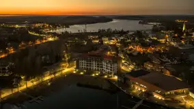 Końcówka dnia w Mikołajkach z drona, kwiecień 2026 r. - zdjęcie 11