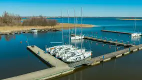 Port PTTK Wilkasy i pierwsze jachty na wodzie, kwiecień 2026 r. - zdjęcie 1