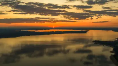 Zachód słońca nad jeziorem Kisajno, Pierkunowo, kwiecień 2026 r.