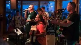 Zdjęcia: Port AZS-u oklaskiwał zespół Mechanicy Shanty - zdjęcie 1