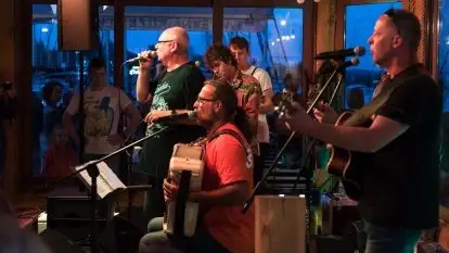 Zdjęcia: Port AZS-u oklaskiwał zespół Mechanicy Shanty