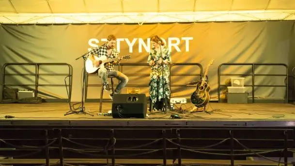 Zdjęcia: Hipnotyzujący wokal podkreślony gitarą akustyczną  - zdjęcie 3