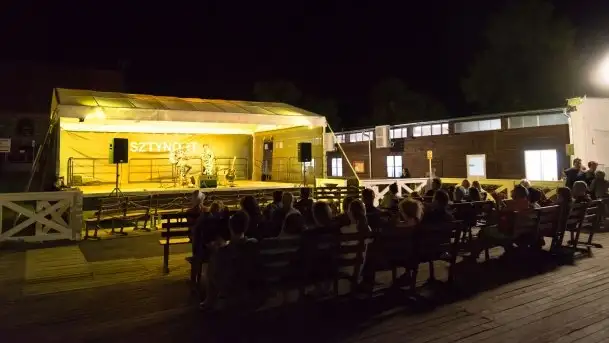 Zdjęcia: Hipnotyzujący wokal podkreślony gitarą akustyczną  - zdjęcie 8