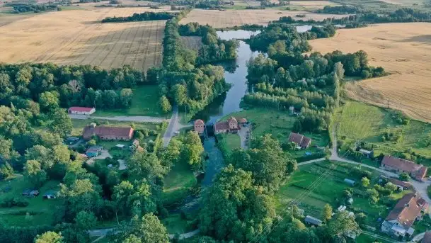 Zdjęcia: Gościnne progi starej elektrowni nad rzeką Węgorapą - zdjęcie 6