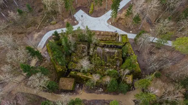 Wilczy Szaniec w Gierłoży zimą jeszcze lepiej widoczny