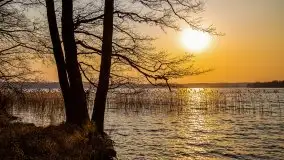 Złote jezioro Dejguny w kwietniowym słońcu - zdjęcie 12