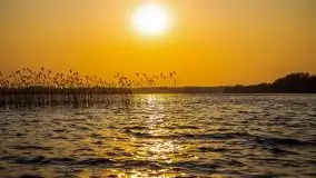 Złote jezioro Dejguny w kwietniowym słońcu - zdjęcie 8