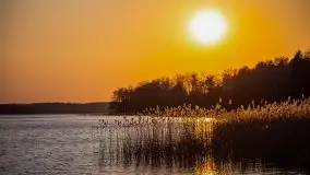 Złote jezioro Dejguny w kwietniowym słońcu - zdjęcie 28