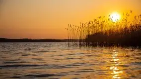 Złote jezioro Dejguny w kwietniowym słońcu - zdjęcie 30