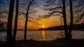 Złote jezioro Dejguny w kwietniowym słońcu - zdjęcie 45