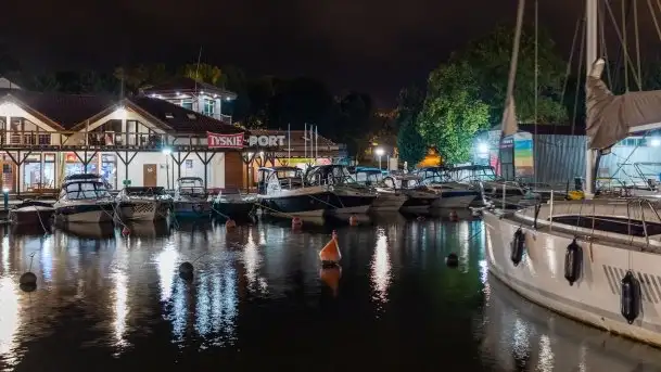 Noc w porcie PTTK Wilkasy nad jeziorem Niegocin