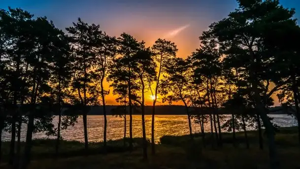 Październikowy wschód słońca nad jeziorem Kruklin - zdjęcie 1