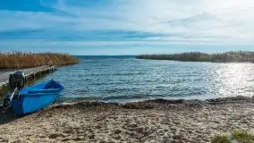 Późno jesienne klimaty gdy wieje i chłód doskwiera przy jeziorze Dargin - zdjęcie 27