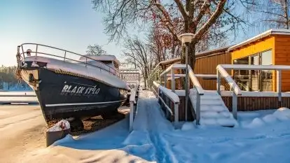 Stanica Wodna Stranda w zimowej scenerii