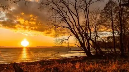 Efekt halo - zachód słońca nad jeziorem Dargin