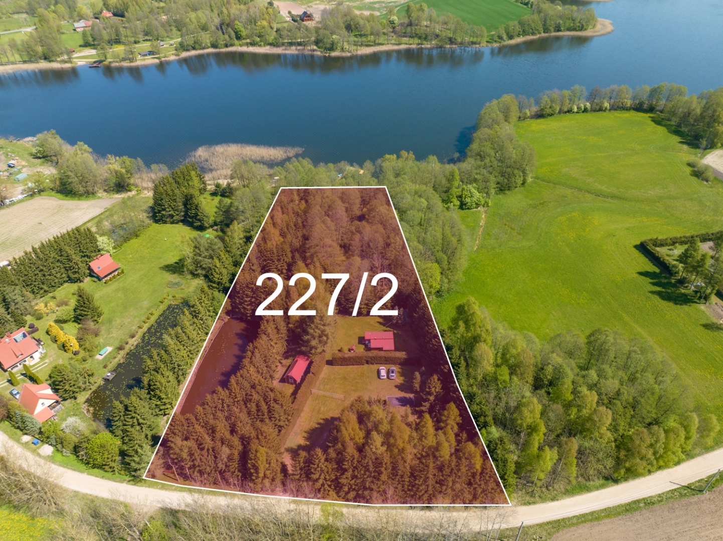 Sprzedam działkę z linią brzegową jeziora. Pow.  9670 m kw.  - Mazury Garbate