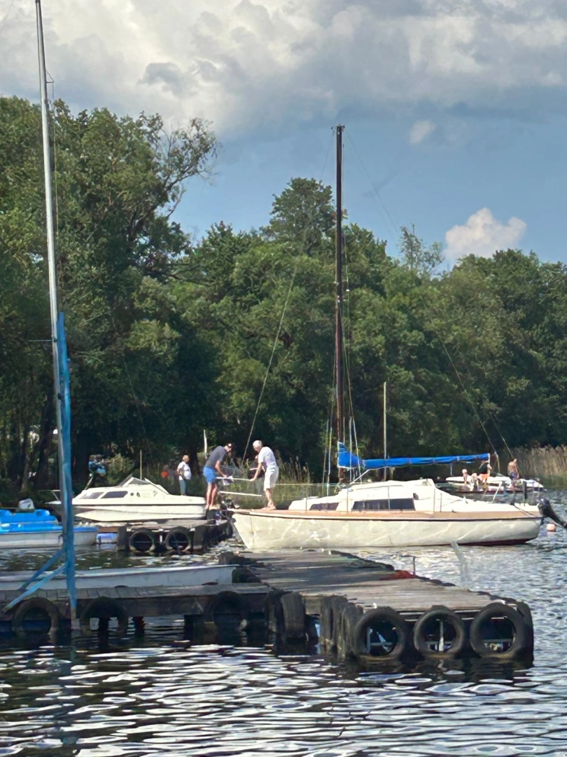 Sprzedam jacht żaglowy KOMPROMIS 720 z przyczepą – Gotowy do żeglugi!