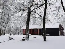 Działka z lokalem tuż koło linii brzegowej, Mazury