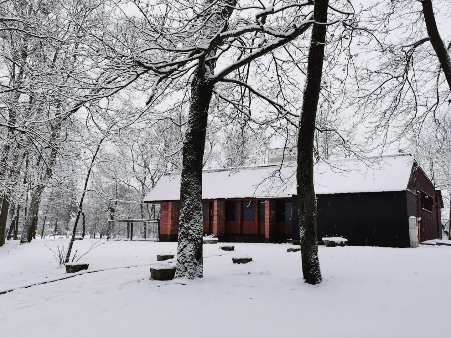 Działka z lokalem tuż koło linii brzegowej, Mazury