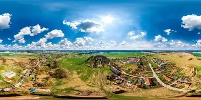 Wieś Nakomiady z pałacem w tle