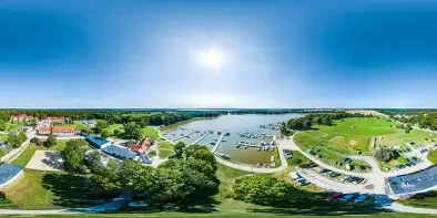 Port Sztynort widoczny z północnego brzegu