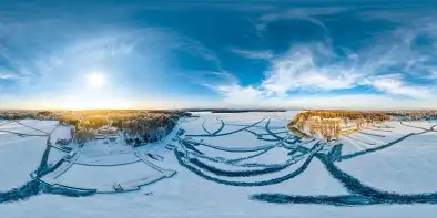 Wschód słońca nad zatoką Tracz jeziora Kisajno