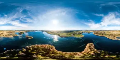 Częściowo zamarznięte jezioro Szóstak