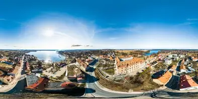 Zamek krzyżacki w Rynie pod koniec zimy