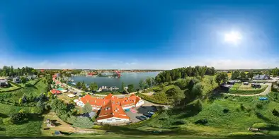 Mikołajki i jezioro Mikołajskie zza hotelu Amax, sierpień 2022 r.