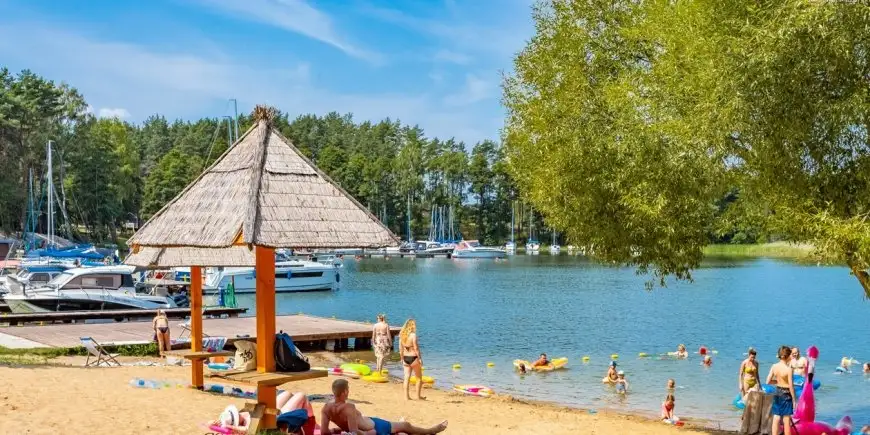 Ta plaża leży przy porcie?